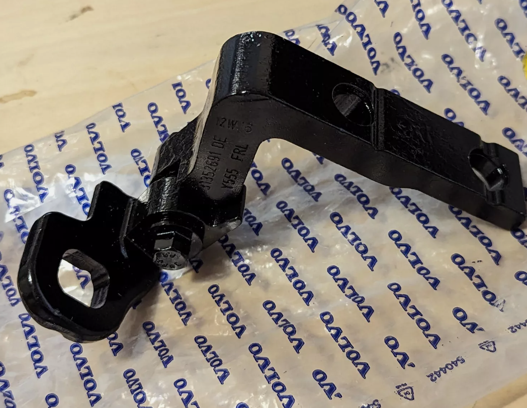 VOLVO V40 Ön Sağ Alt Kapı Menteşesi 31352081